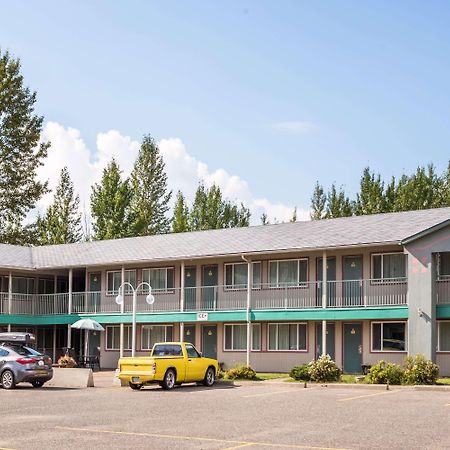 מלון Super 8 By Wyndham Quesnel Bc מראה חיצוני תמונה