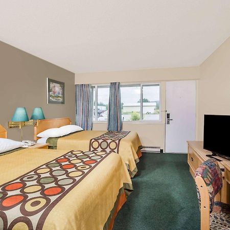מלון Super 8 By Wyndham Quesnel Bc מראה חיצוני תמונה