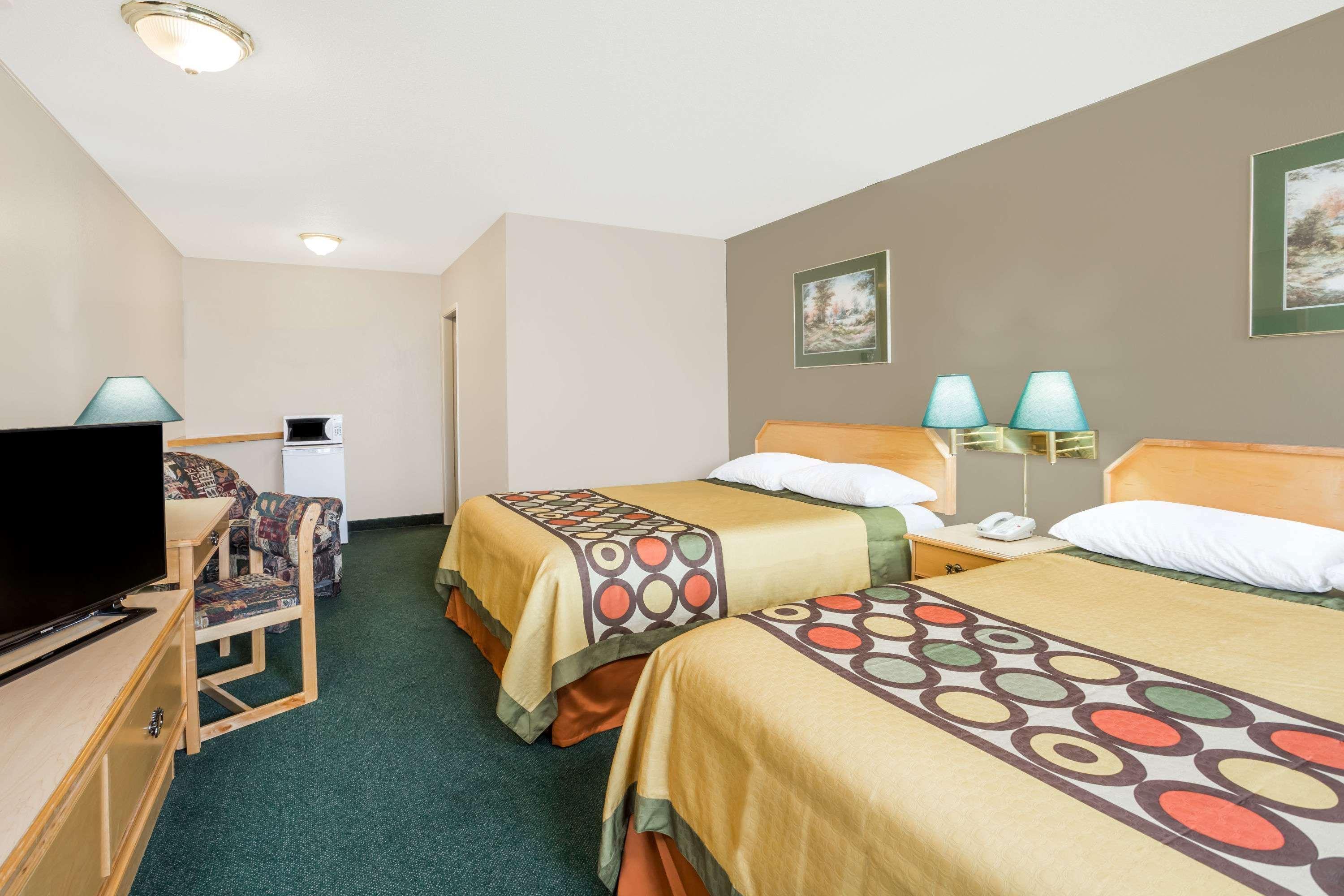 מלון Super 8 By Wyndham Quesnel Bc מראה חיצוני תמונה
