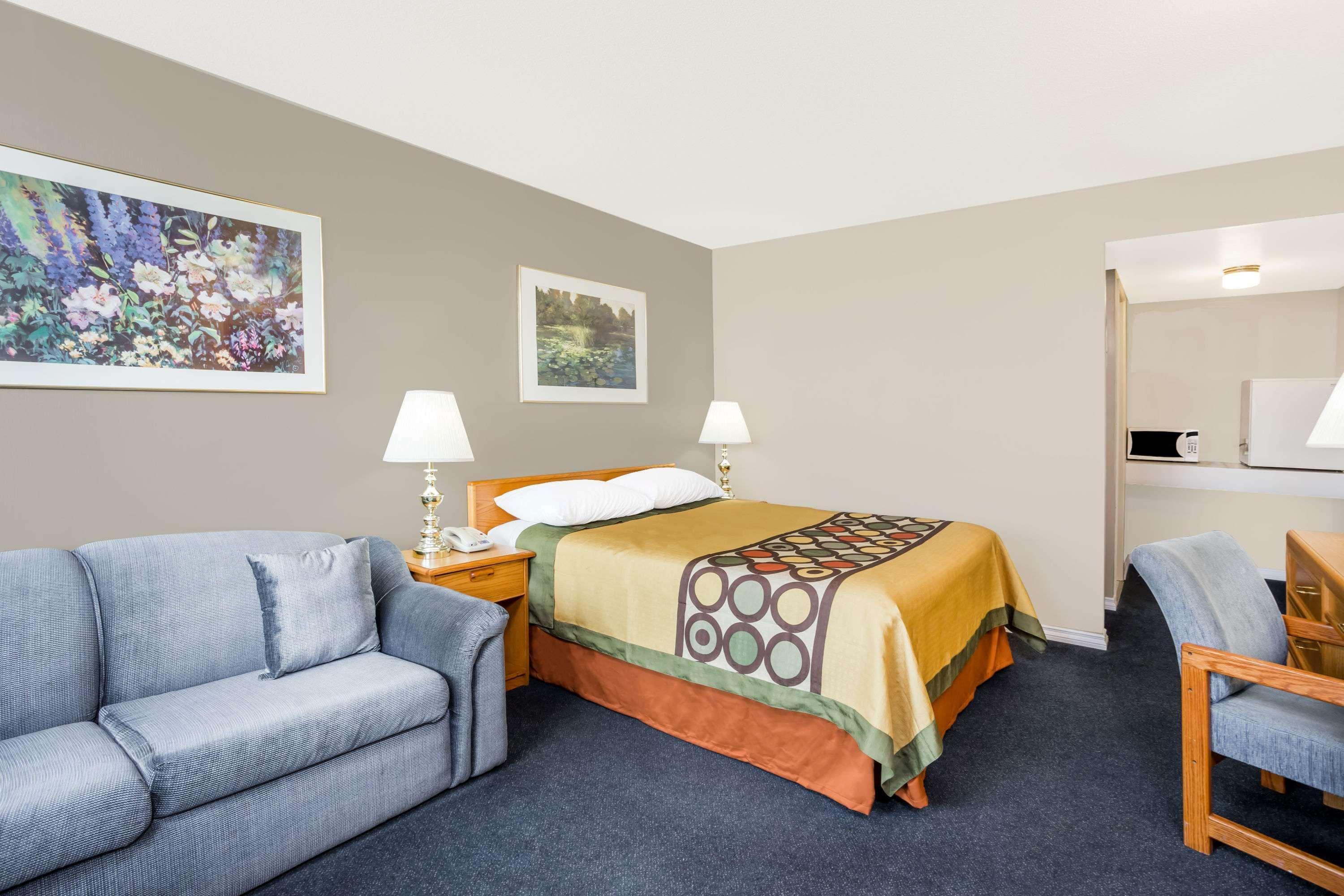 מלון Super 8 By Wyndham Quesnel Bc מראה חיצוני תמונה