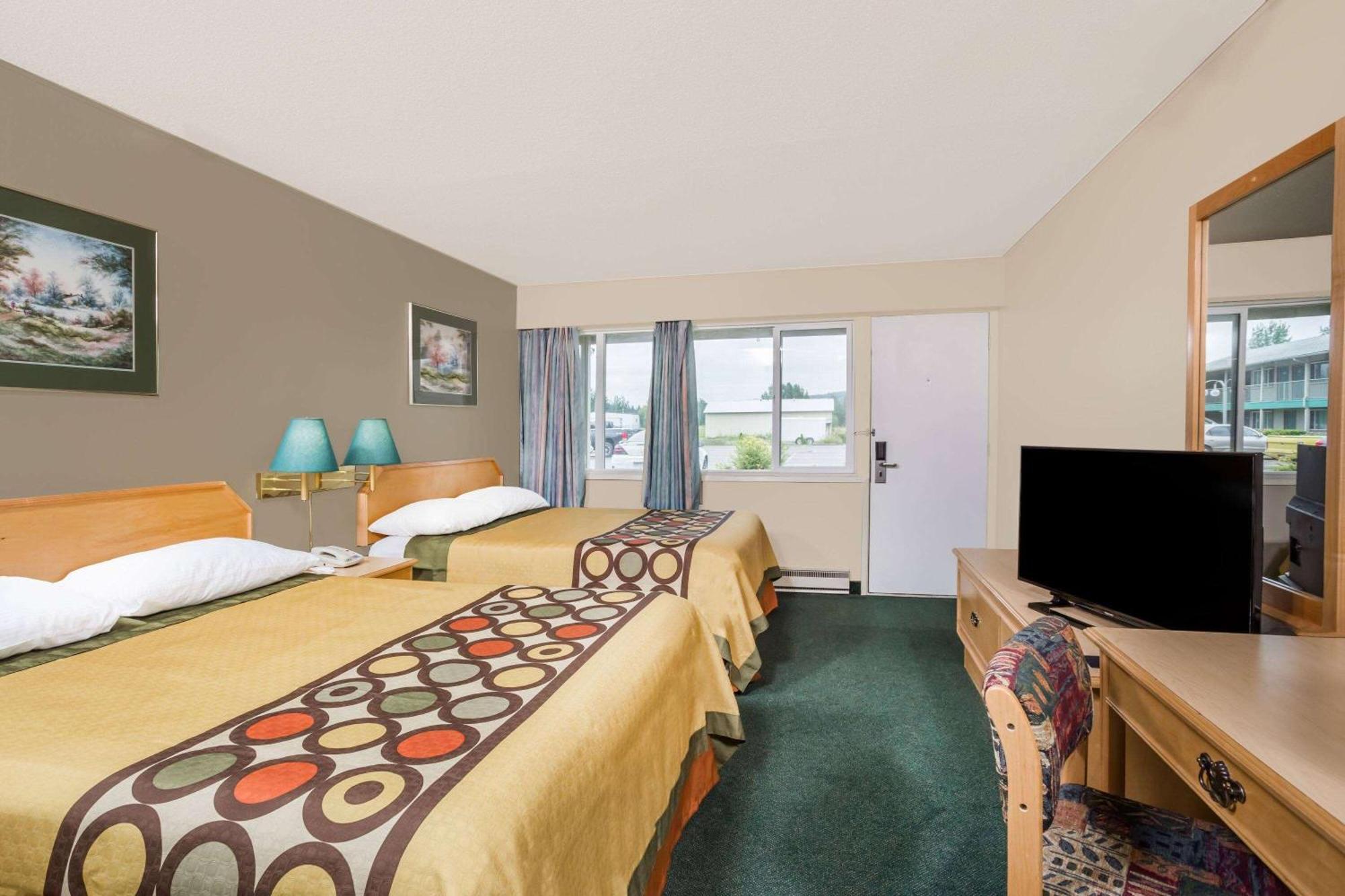 מלון Super 8 By Wyndham Quesnel Bc מראה חיצוני תמונה