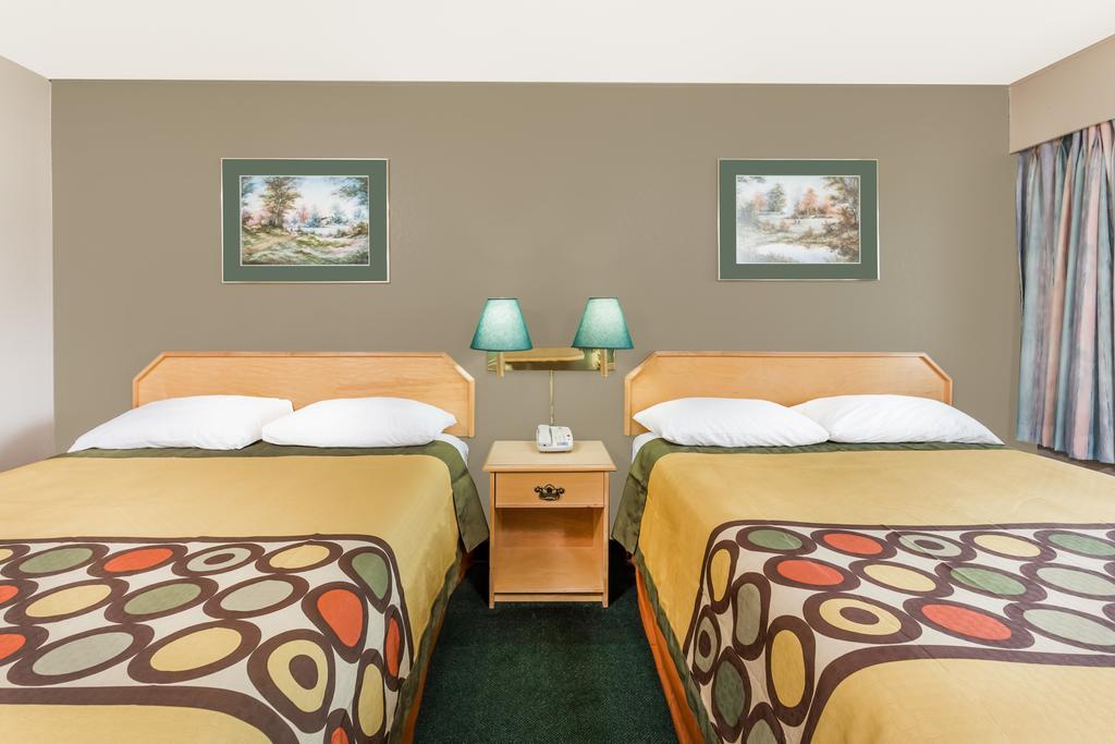 מלון Super 8 By Wyndham Quesnel Bc מראה חיצוני תמונה
