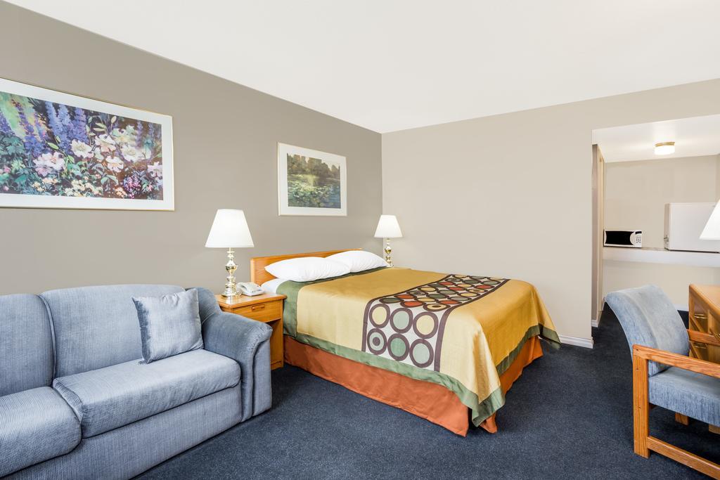מלון Super 8 By Wyndham Quesnel Bc מראה חיצוני תמונה
