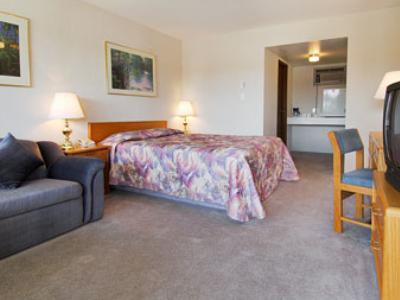 מלון Super 8 By Wyndham Quesnel Bc חדר תמונה